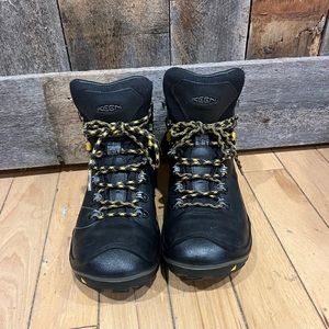 Mens Keen boots size 10.5